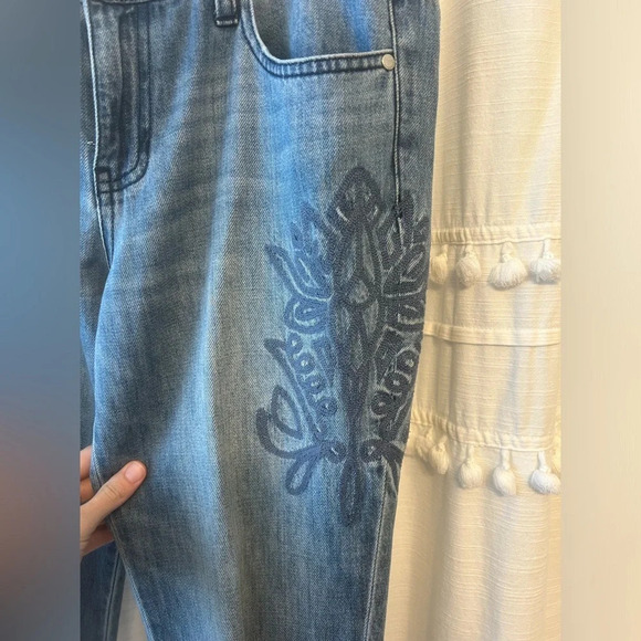 EUC Liverpool Jeans The Crop Boyfriend Embroidered Jeans size 6 / 28 - Picture 2 of 13